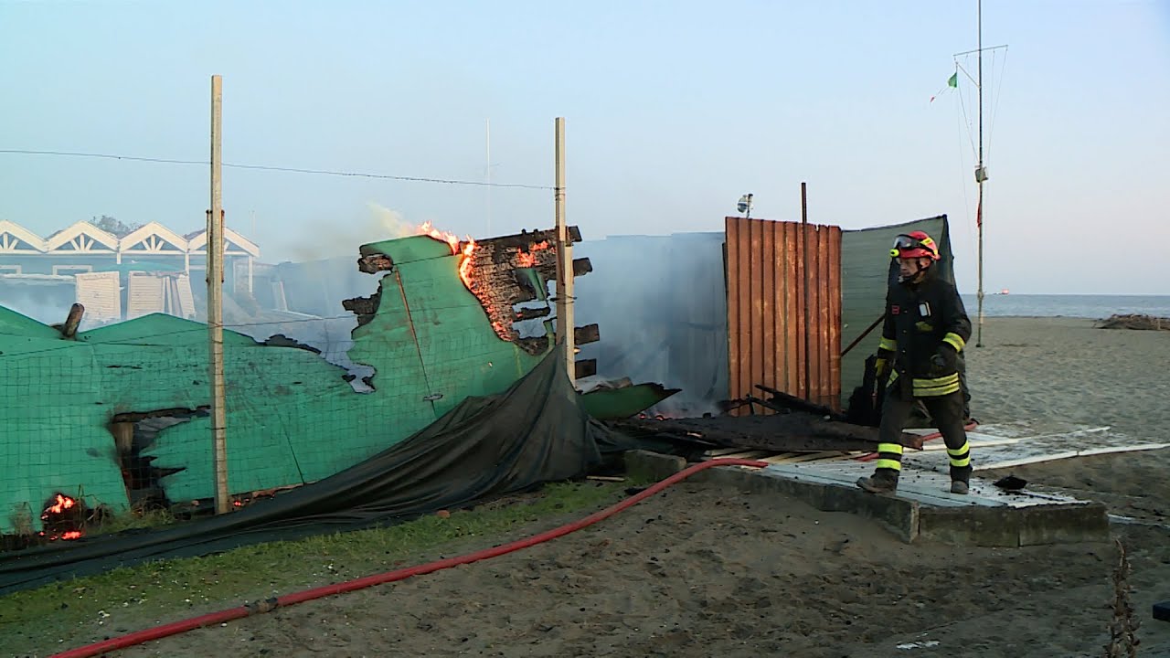 In fiamme il Bagno Marino a Marina di Carrara
