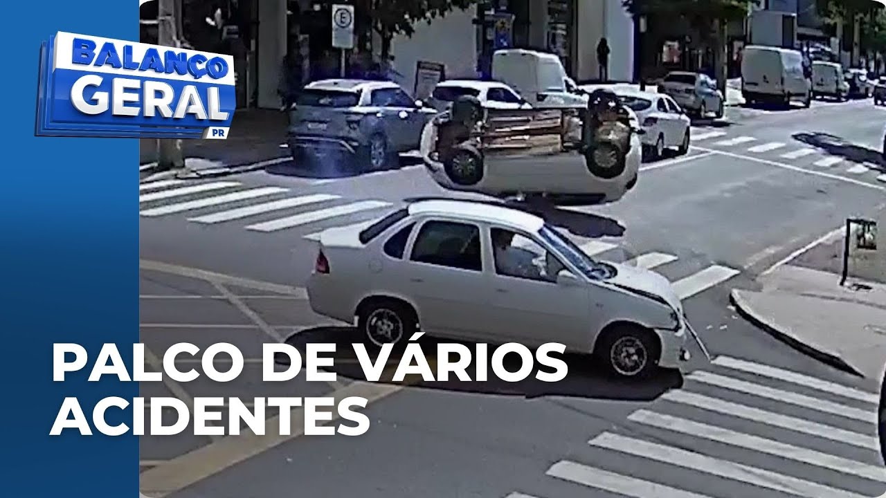 Câmera flagra batida seguida de capotamento em cruzamento no centro de Maringá