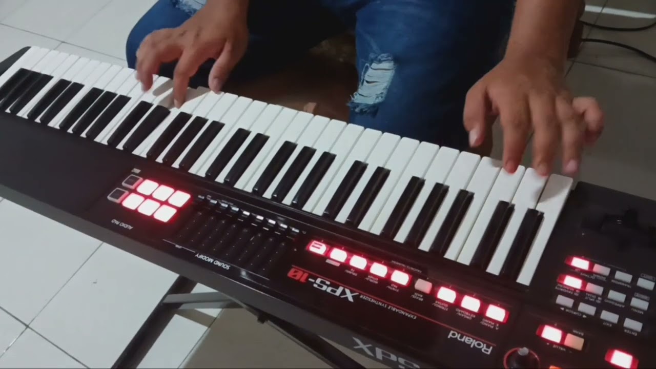 SET ROLAND XPS 10  COCOK BUAT MANGGUNG DAN SUDAH SIAP kalo ada yang minat ( 085746327346 )