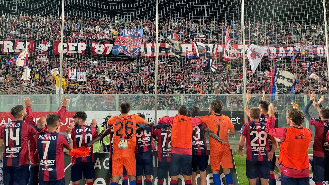 Taranto-Messina 2-0. Esultanza squadra sotto la Curva Nord (01/11/2023)