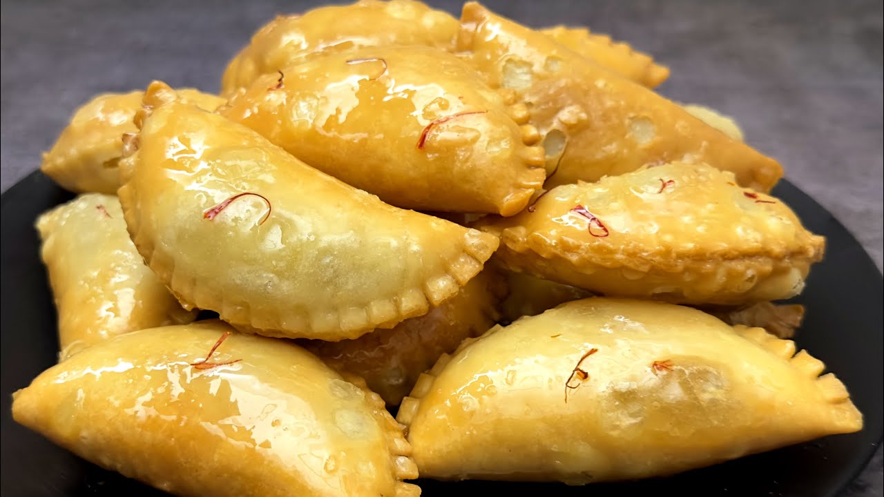 बिल्कुल हलवाई जैसी एकदम खस्ता और रसभरी गुजिया Gujiya Recipe | Holi Special Recipes | Gujiya