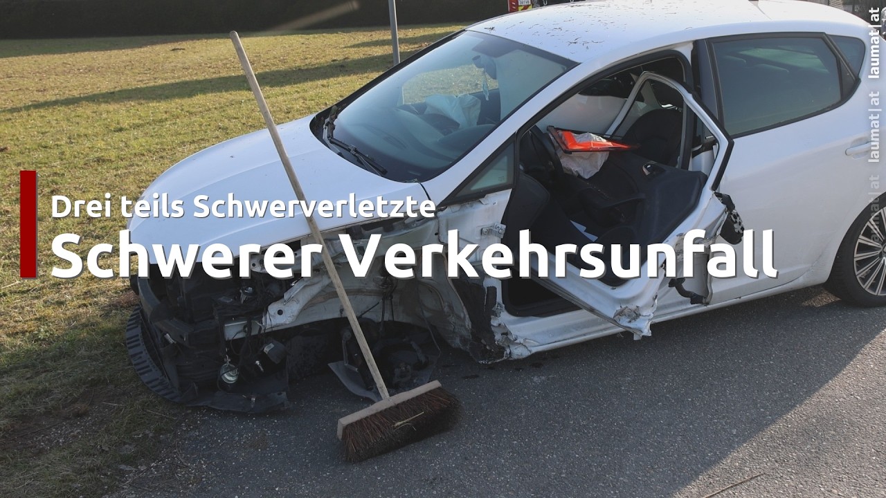 Drei teils Schwerverletzte bei schwerem Crash zwischen zwei Autos in Rüstorf