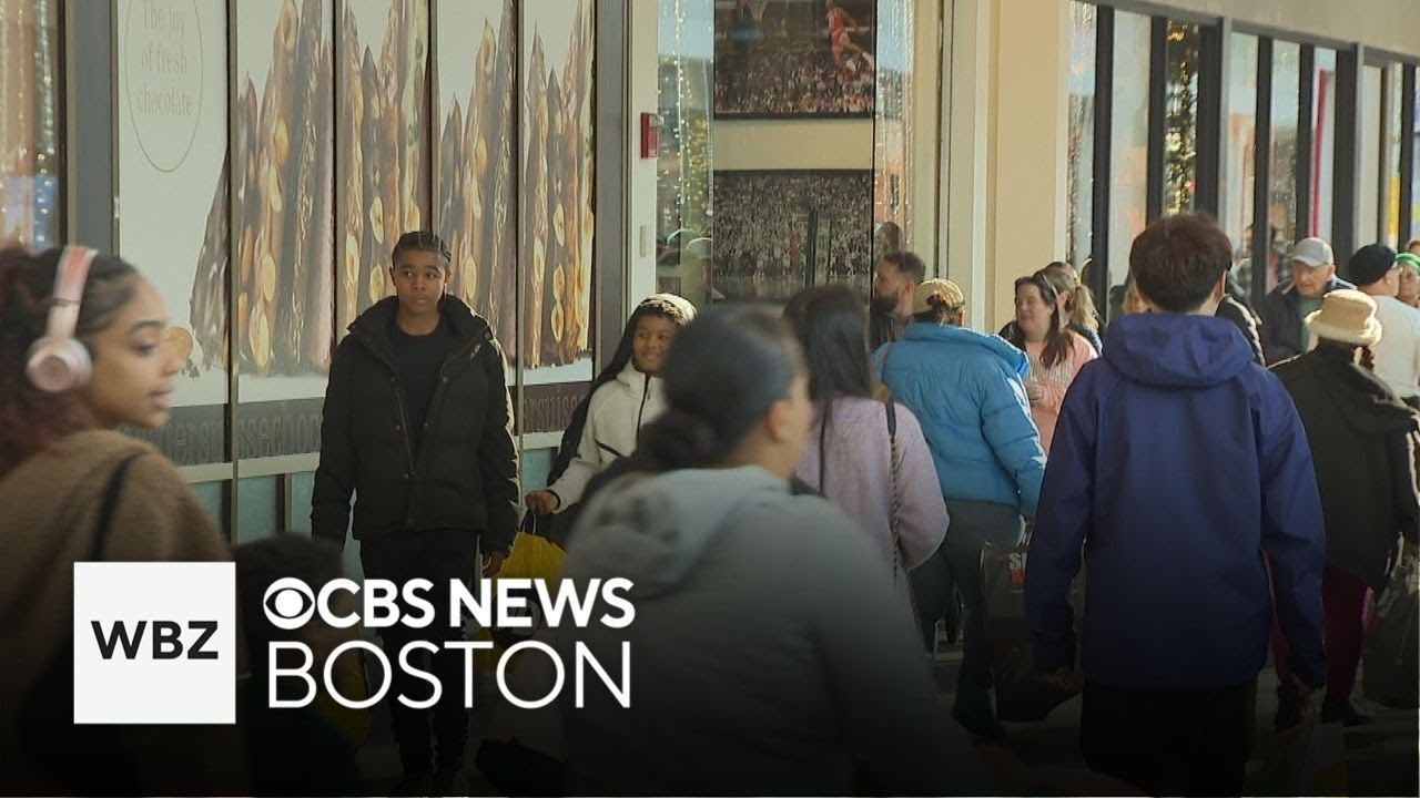 Last minute holiday shoppers flock to South Shore Plaza in Braintree