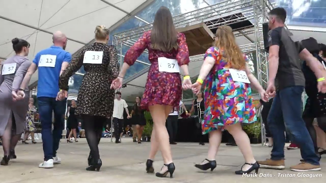 Danse bretonne : Finale 2024 Passe-pied de Plaintel sonnée à la vielle par Etesse-Maillet à Gourin