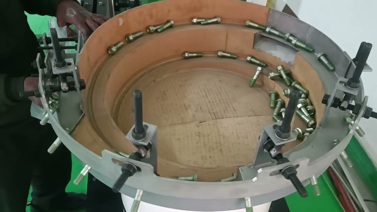 Large bolts feeding system through bowl feeder