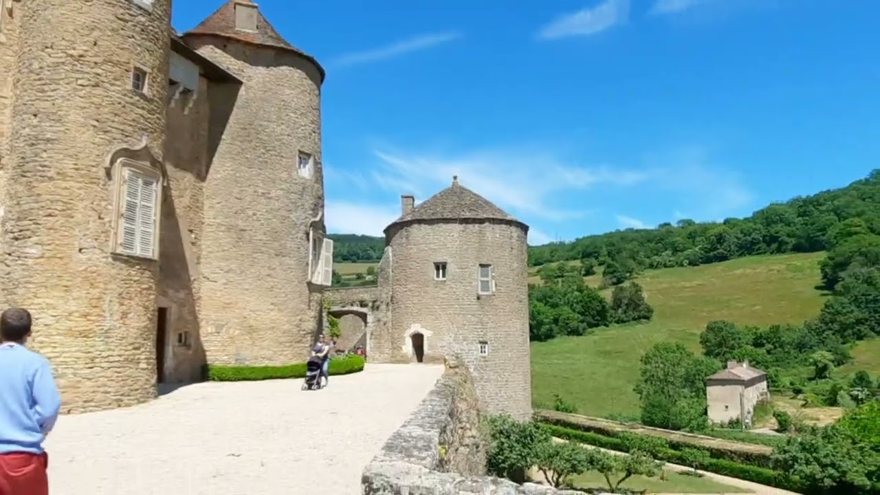 France. Berze'-le-Chatel. Франция. Замок.
