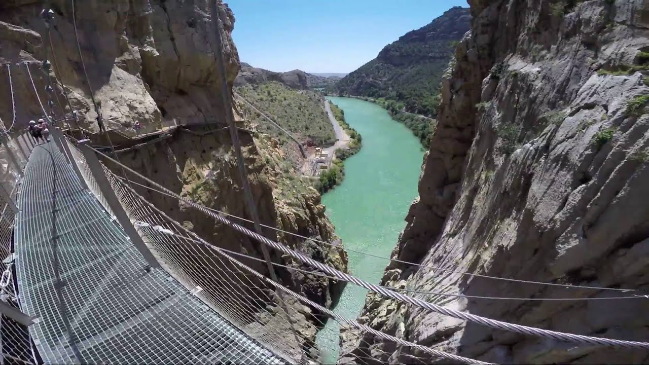 Travessia de ponte suspensa no Caminito del Rey