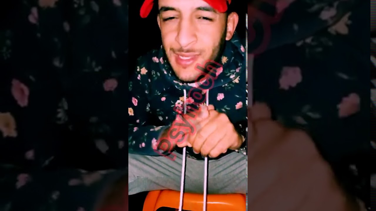 نحن و الملك خط أحمر ....و الناس لي باغا تمشي للغربة سمعو 😂