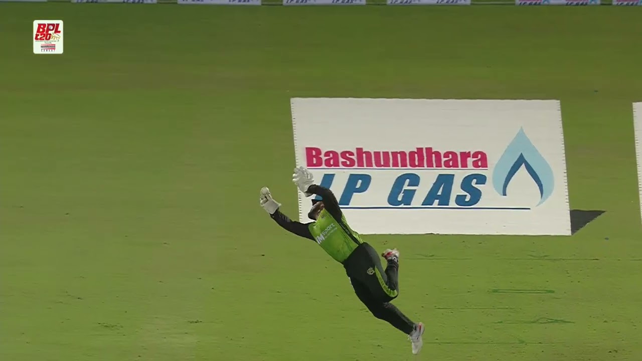 So close! 😬 Parvez Hossain Emon misses a tricky catch, but what a fantastic effort!#BPL #BPL2026