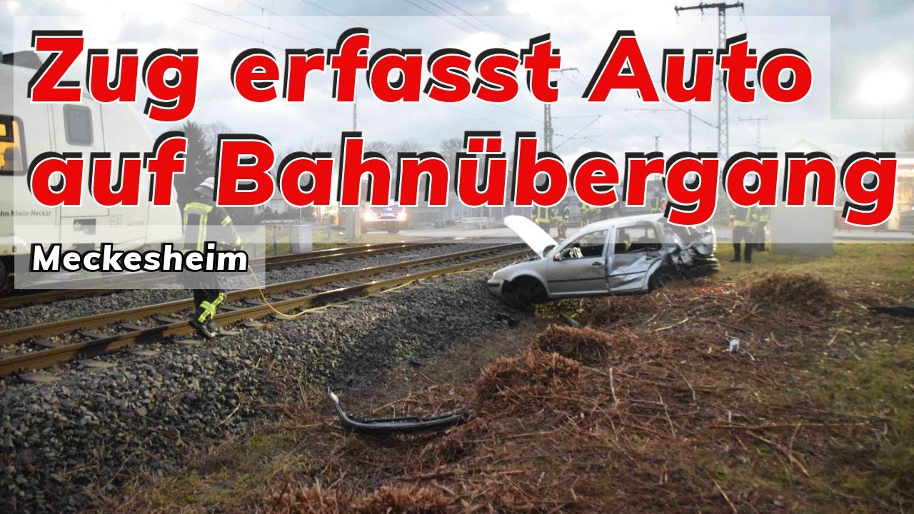 Geschlossene Halbschranke umfahren - S-Bahn erfasst Auto auf Bahn&uuml;bergang