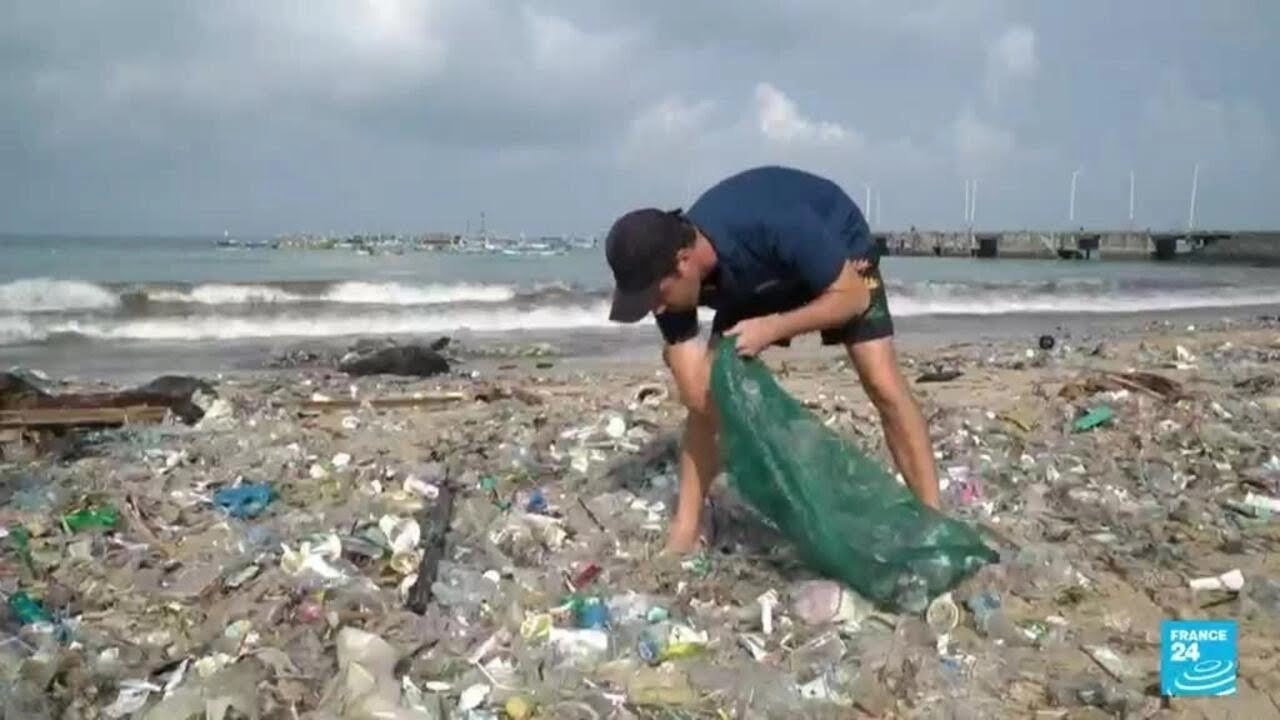 Bali, una isla paradisiaca invadida por la basura que llega por el mar &bull; FRANCE 24 Espa&ntilde;ol