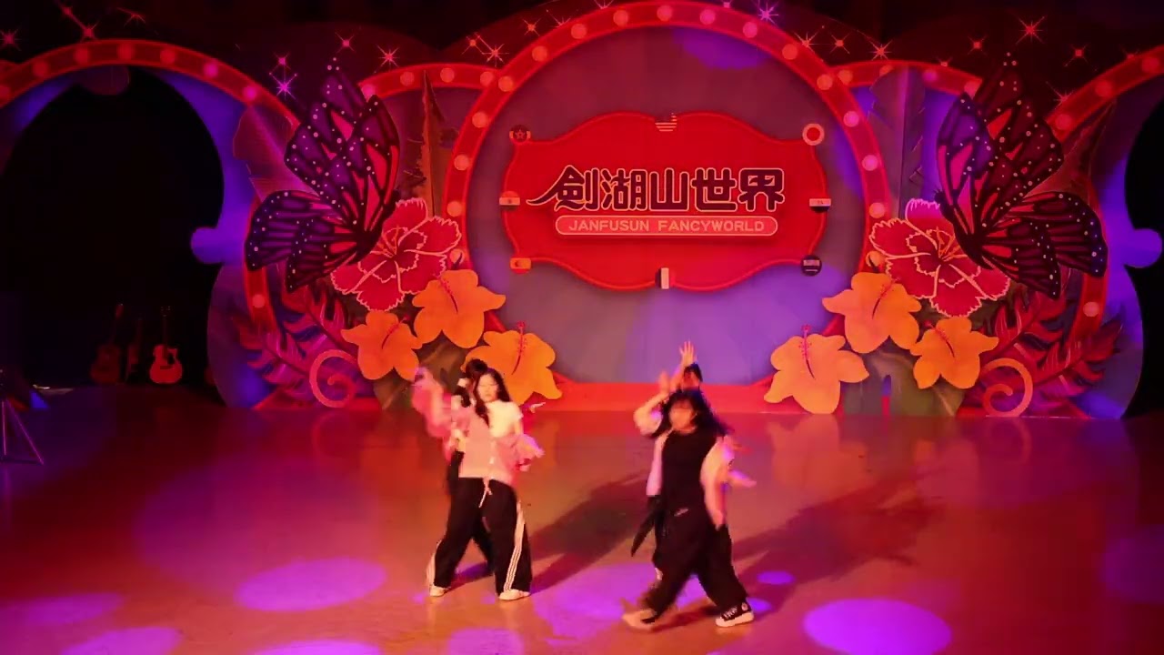 1粉色肌肉少女跳舞