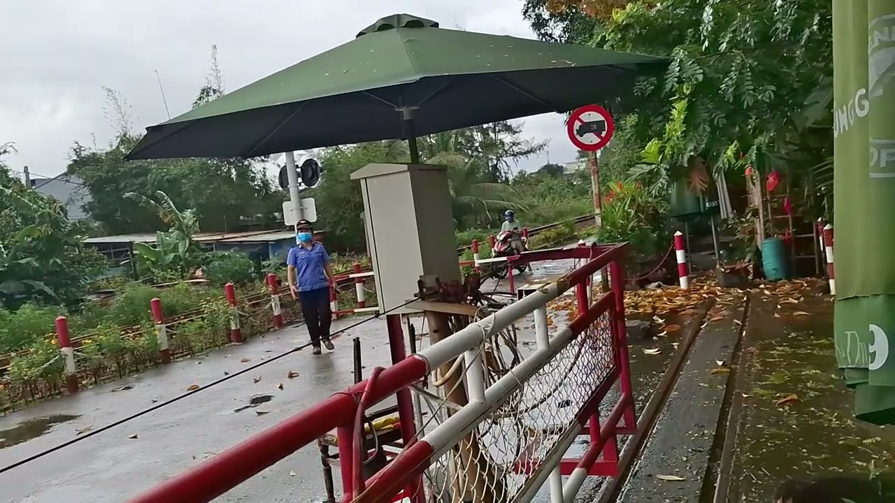 Đây là máy D19E 958 kéo tàu khách se21 thông qua chắn nam kỳ khởi nghĩa trong sán nay nha mn ơi