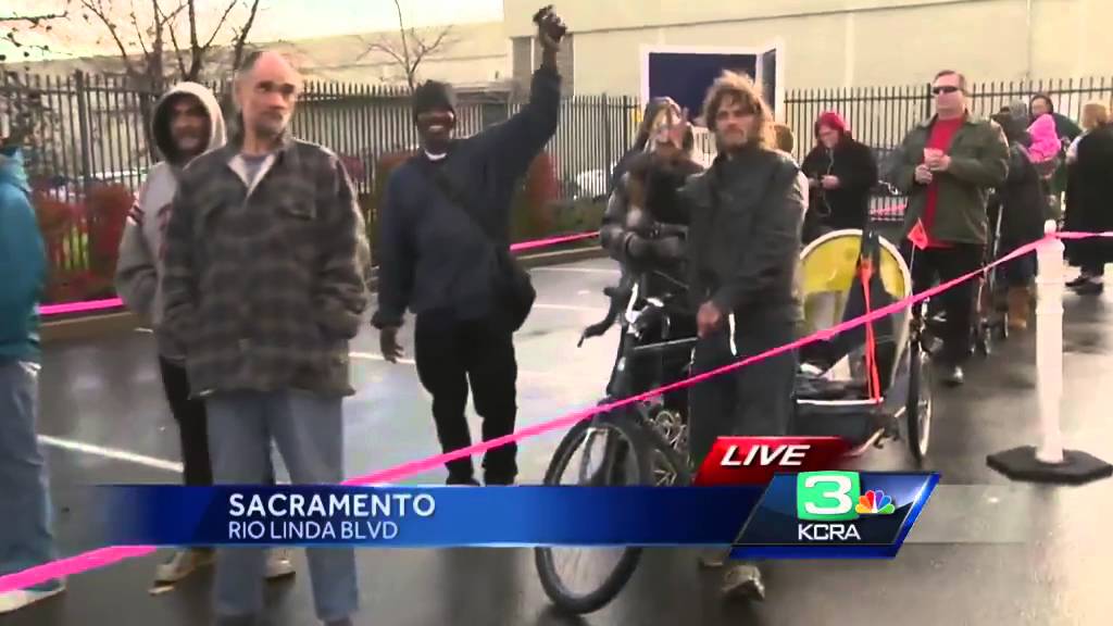Hundreds line up to receive holiday meals at Sacramento Food Bank