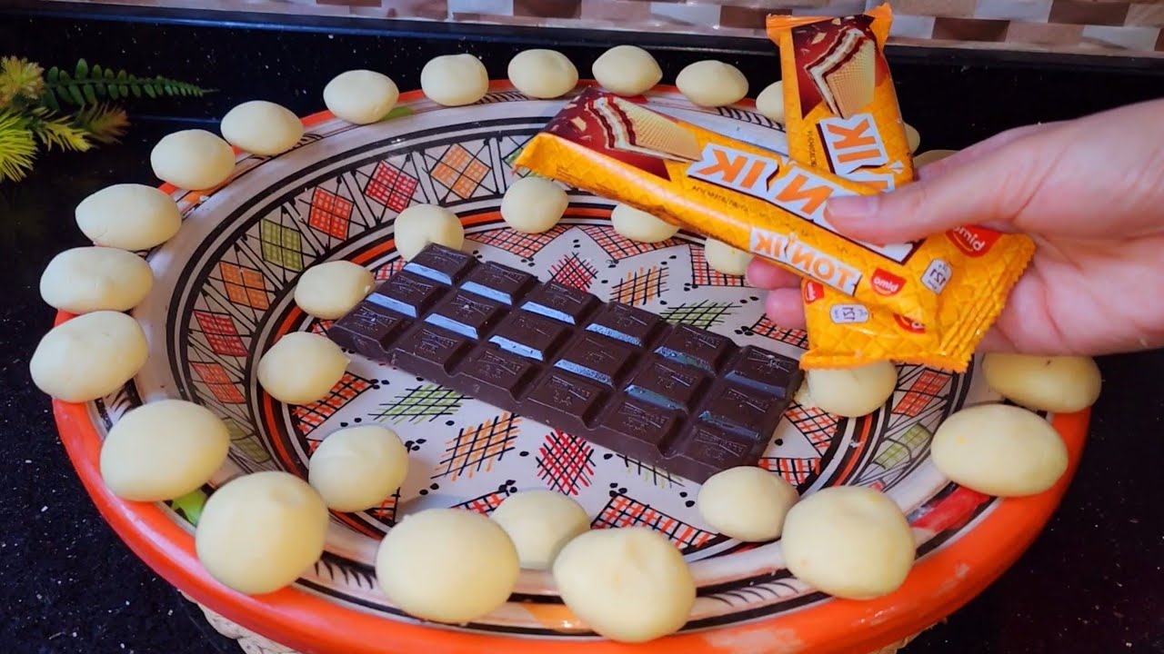هادي هي حلوة باسطة معشوقة الكل لي تهنيك فالعيد😋بلا طابع كتخرج كمية كثيرة/لذيذة بزاف وهشيشة ذوب فالفم