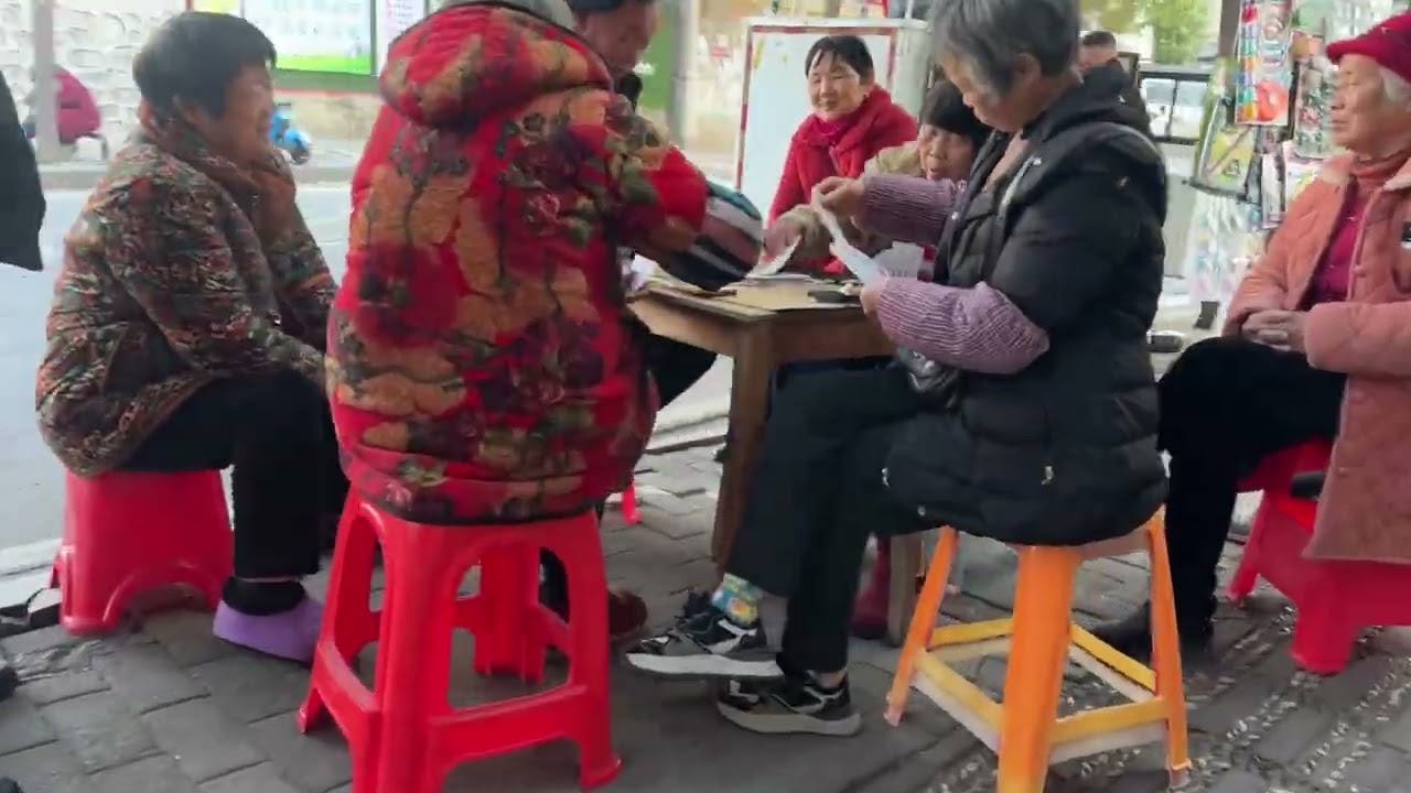 街道上麻將聲聲，店內都是打麻將的。二手房便宜的十萬塊錢一套房子