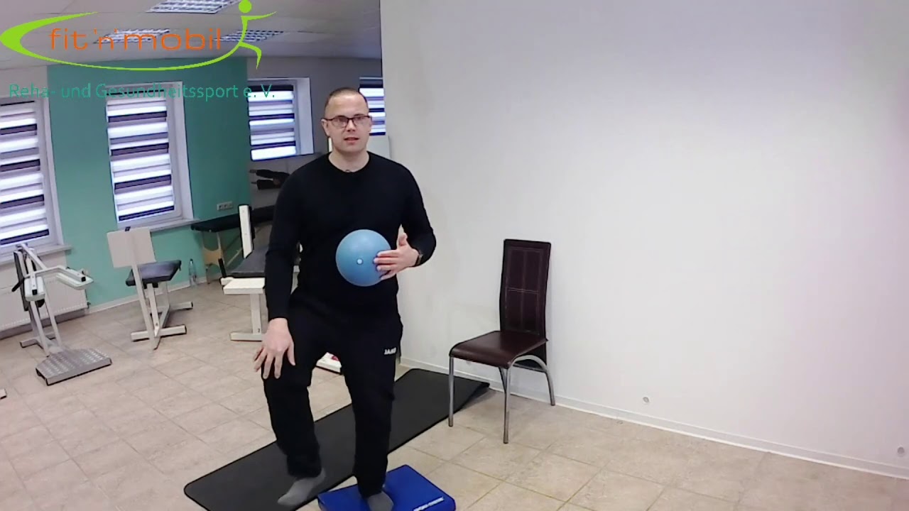 REHA SPORT ZUHAUSE // KNIEÜBUNGEN // Matte Stuhl Thera Band und Ball