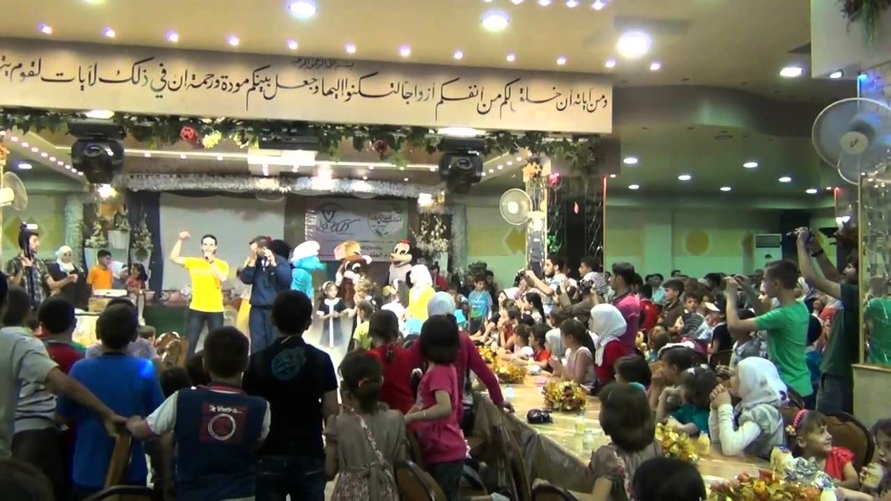 المعتقل أحمد حمادة أبو عمادالذي تمكن من الهروب من غياهب المعتقلات ليلة 27 رمضان يهتف مع الأطفال