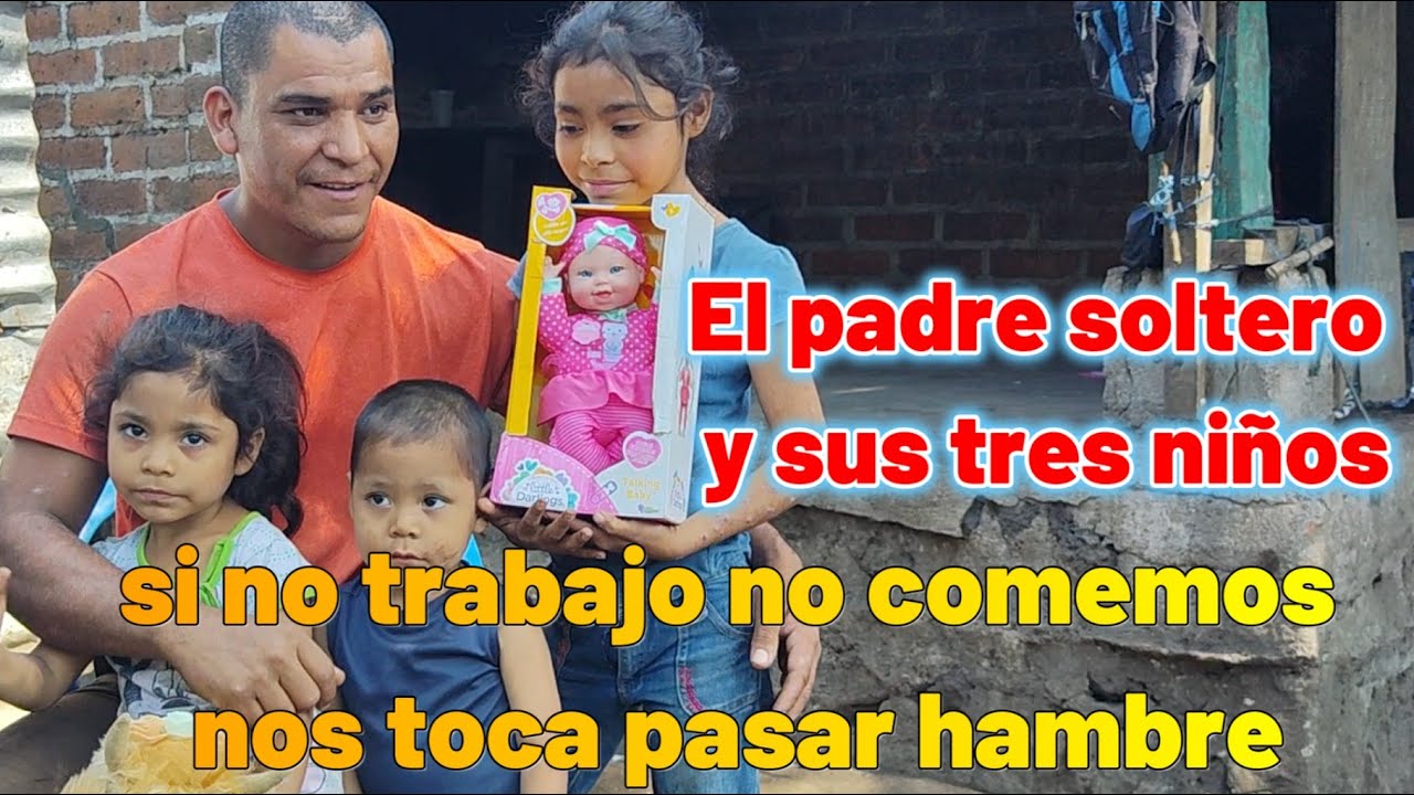 El padre soltero y sus tres niños, si no trabajo no comemos nos toca pasar hambre!