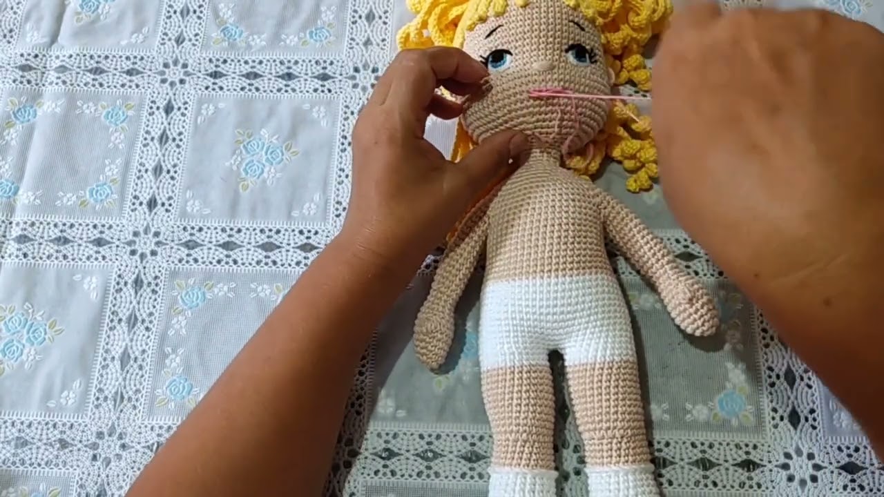 ensinando fazer a boca da boneca