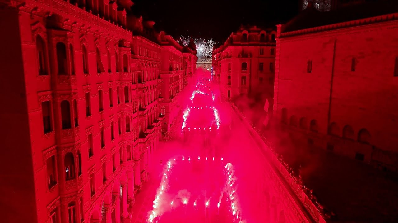 130 anni di Genoa: la fiaccolata in via XX settembre e i fuochi d'artificio in piazza De Ferrari