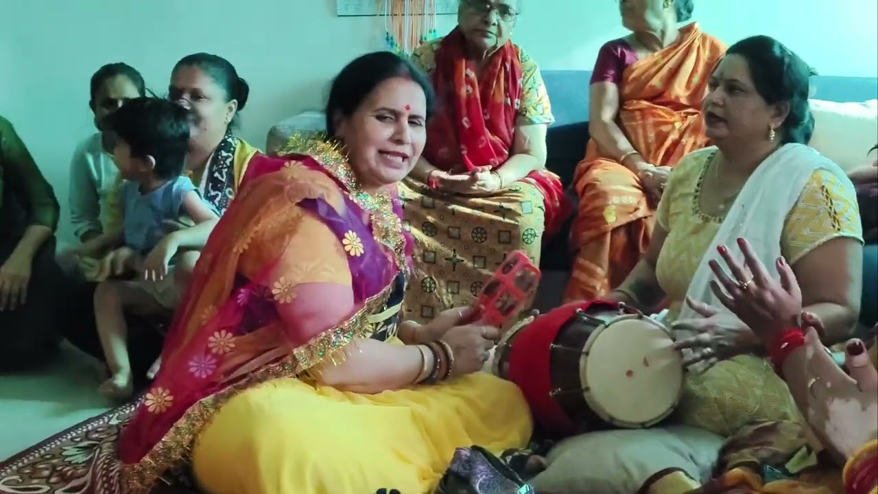 गुजरात में पहाड़ी बहन के घर नवरात्रि के भजन, जय माता दी।