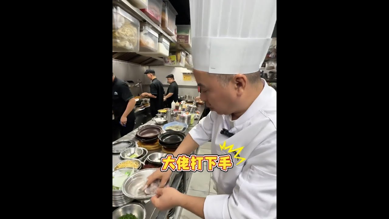 全网首发 兴悦良哥亲上阵抛镬炒饭：陈皮腊味迟菜芯粒炒饭 大佬出马亲自演示顶级功力的火候控制，教科书式的炒饭教程，仔细观看吧！#粤菜 #必吃榜 #广东人把美食吃明白了 #招牌菜 #炒饭的神仙做法