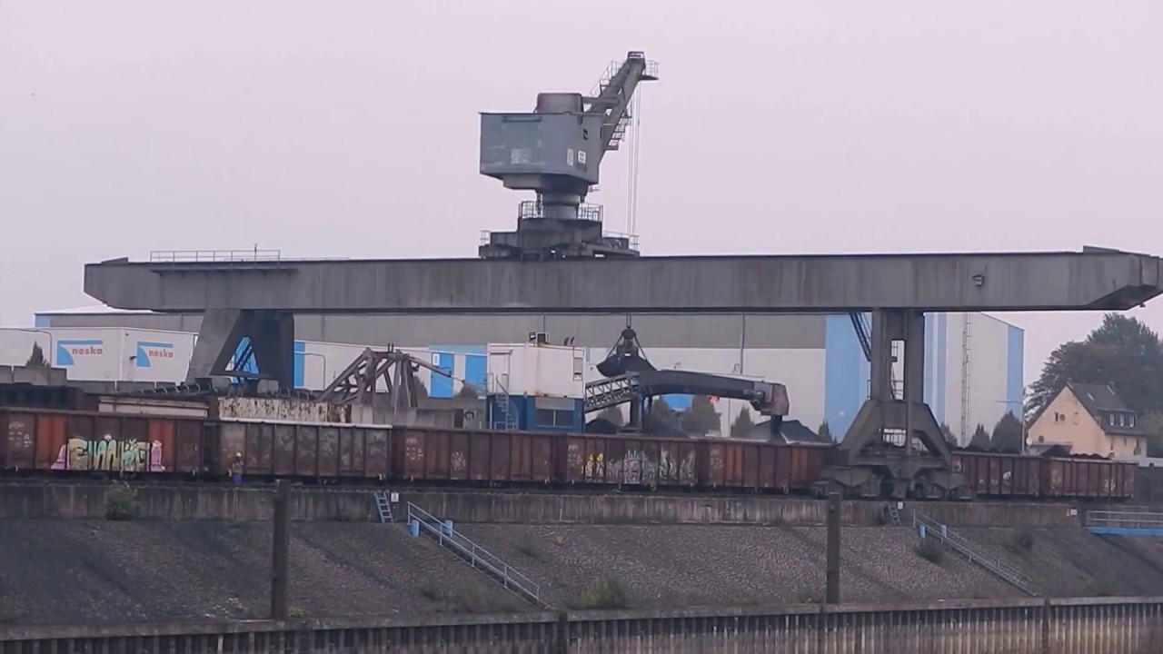 Zug am Hafen Kohle verladen und Zeitraffer