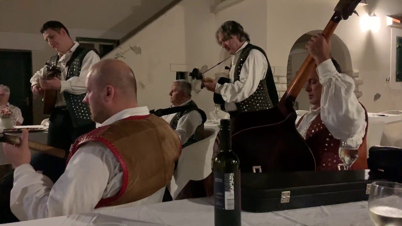 Tamno višnjeve boje šal - Najbolji hrvatski tamburaši