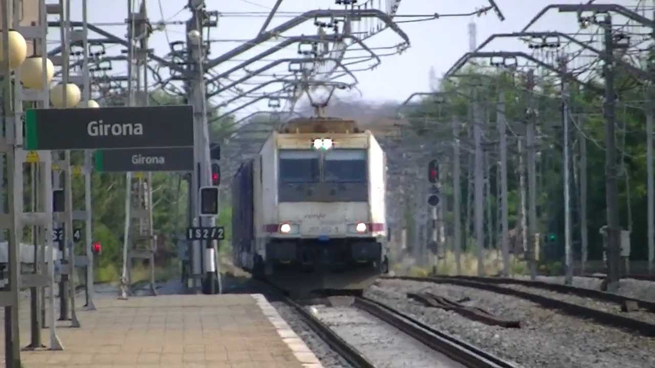 Renfe 253 con portacoches por Girona