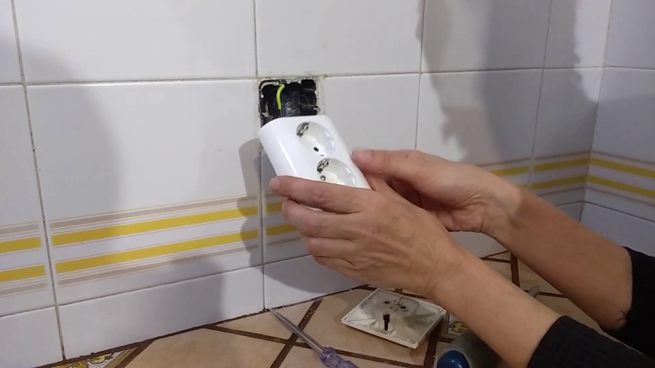 Cómo cambiar una toma de corriente simple por una doble