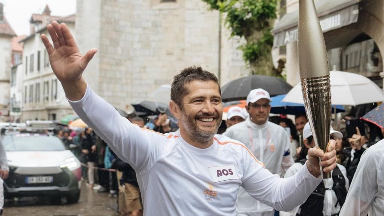 JEUX OLYMPIQUES 2024 - Au Pays Basque, Bixente Lizarazu a porté la torche olympique