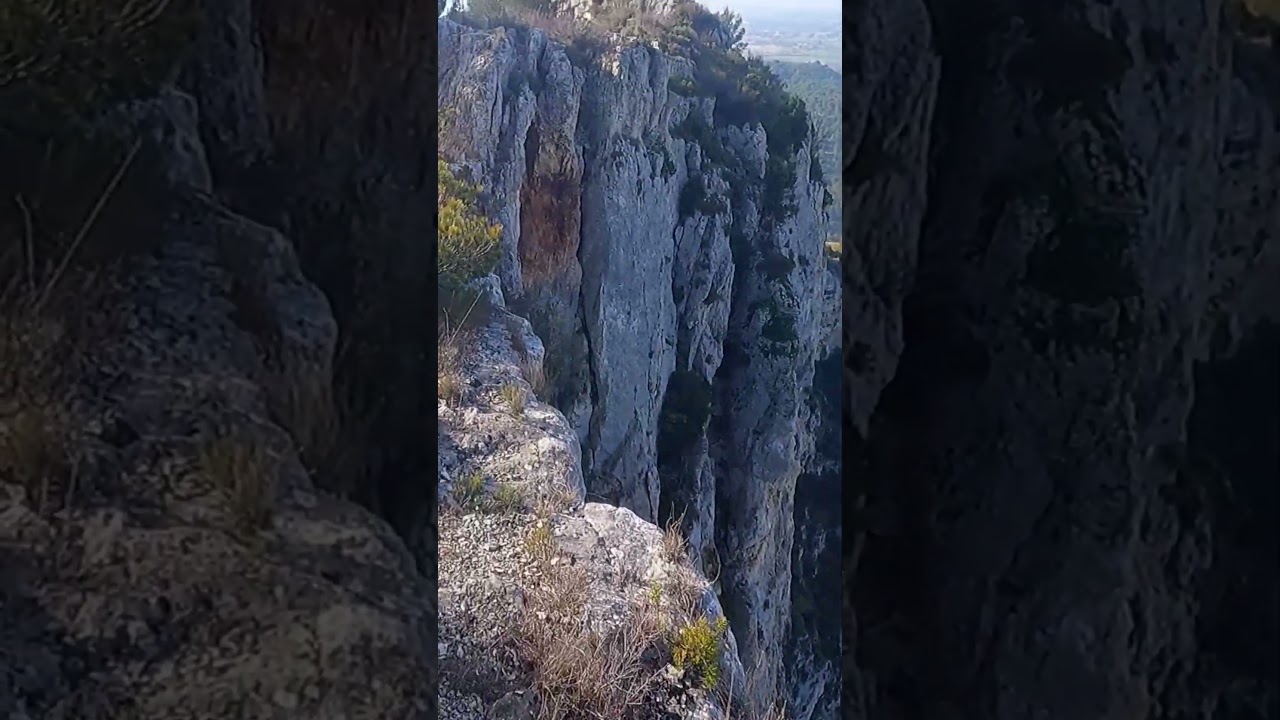 Les cr&ecirc;tes de Fontaine de Vaucluse