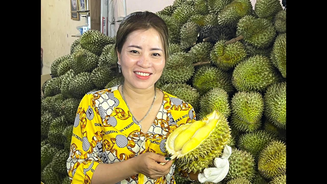 Chị Yến tung tuyệt chiêu khui sầu riêng Thái không nhúng thuốc, khách khoái đứng xem