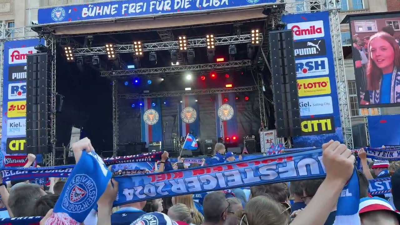HOLSTEIN KIEL Aufstiegsparty Rathausplatz 20.5.2024: Fans & Mannschaft Bundesliga-Aufstiegsfeier