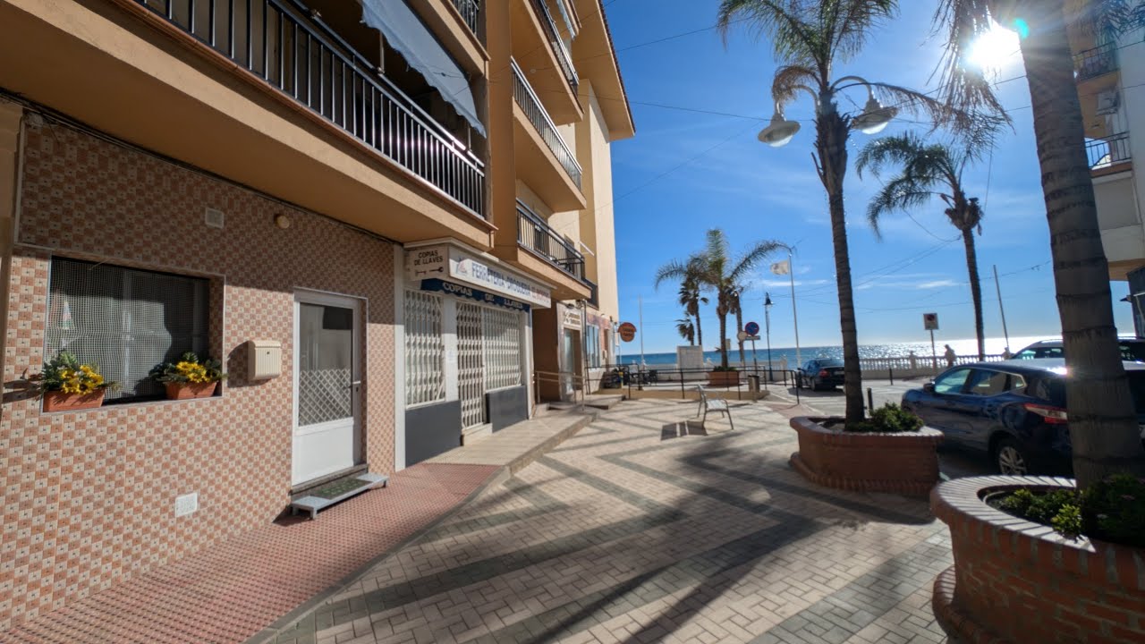 LOCAL COMERCIAL junto al mar en El Morche ( Torrox Costa)  a escasos metros del paseo marítimo.