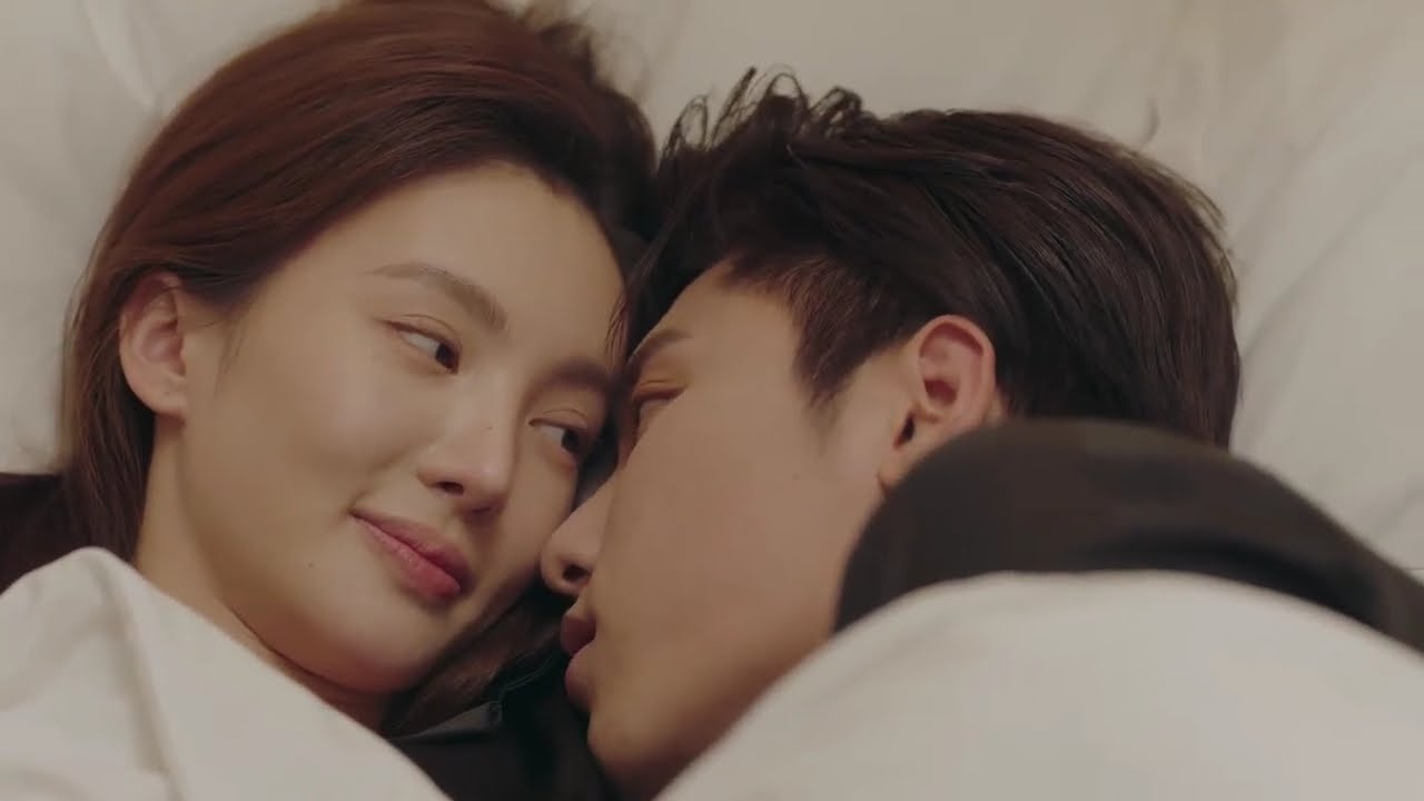 После ночи страсти герой не мог избавиться от желания поцеловать генерального директора.