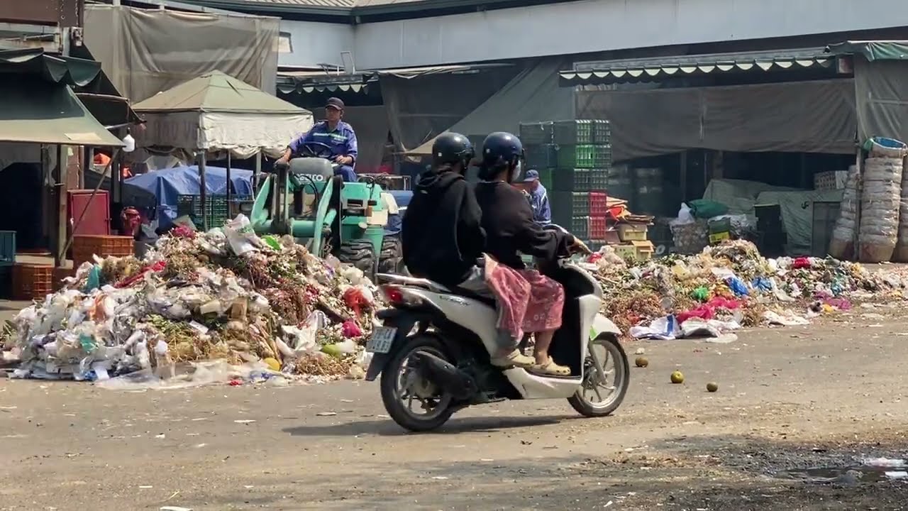 Cleaning up trash at Thu Duc Market in the scorching midday heat is exhausting #traditionalmarket
