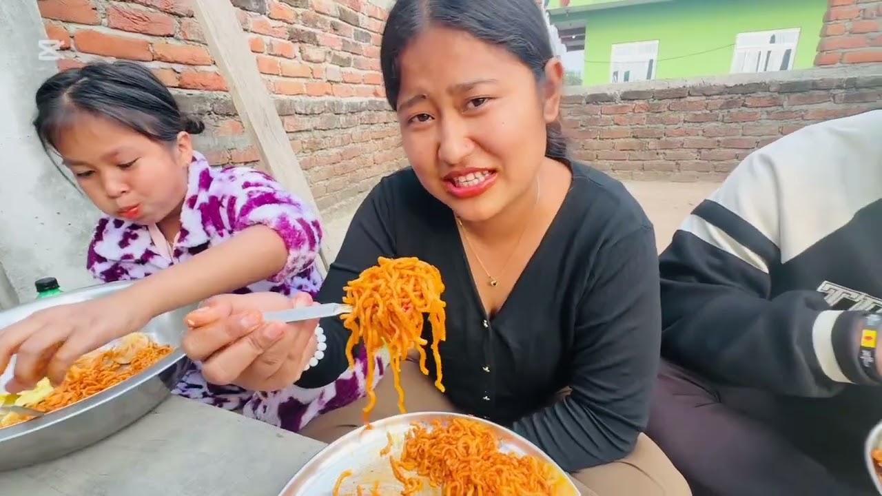 Aaj ko din k k vayo tw sab la hernu hola