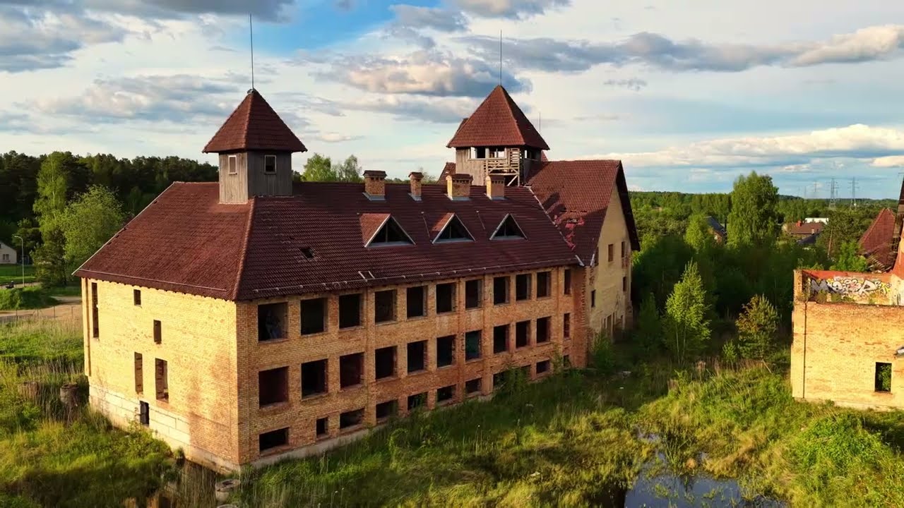 Nepabeigta un pamesta skola Spuņciemā, Sala, Mārupe, Latvia.
