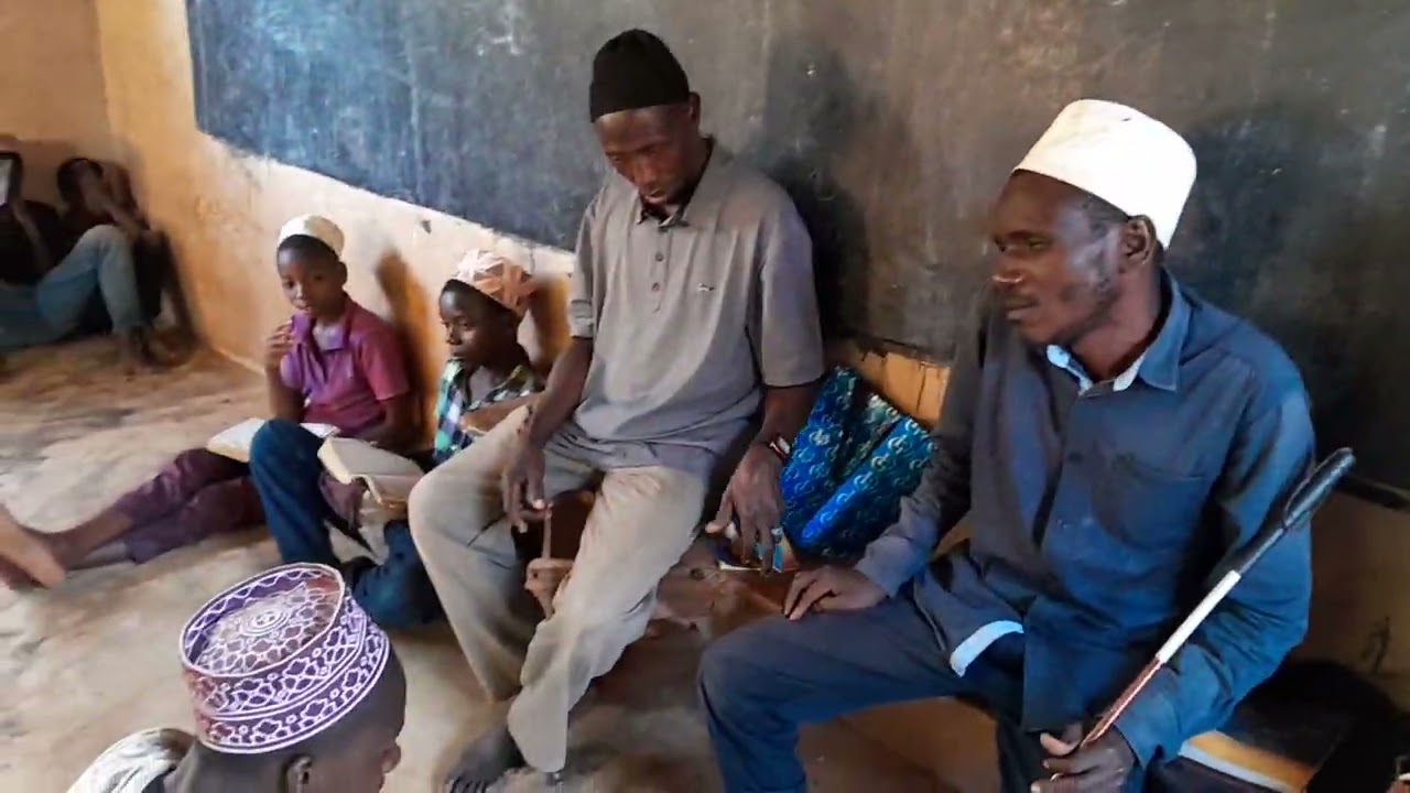 Ostadh Kipofu Anayefundisha Madrasa—Msikiti Wake Wahitaji Msaada Haraka