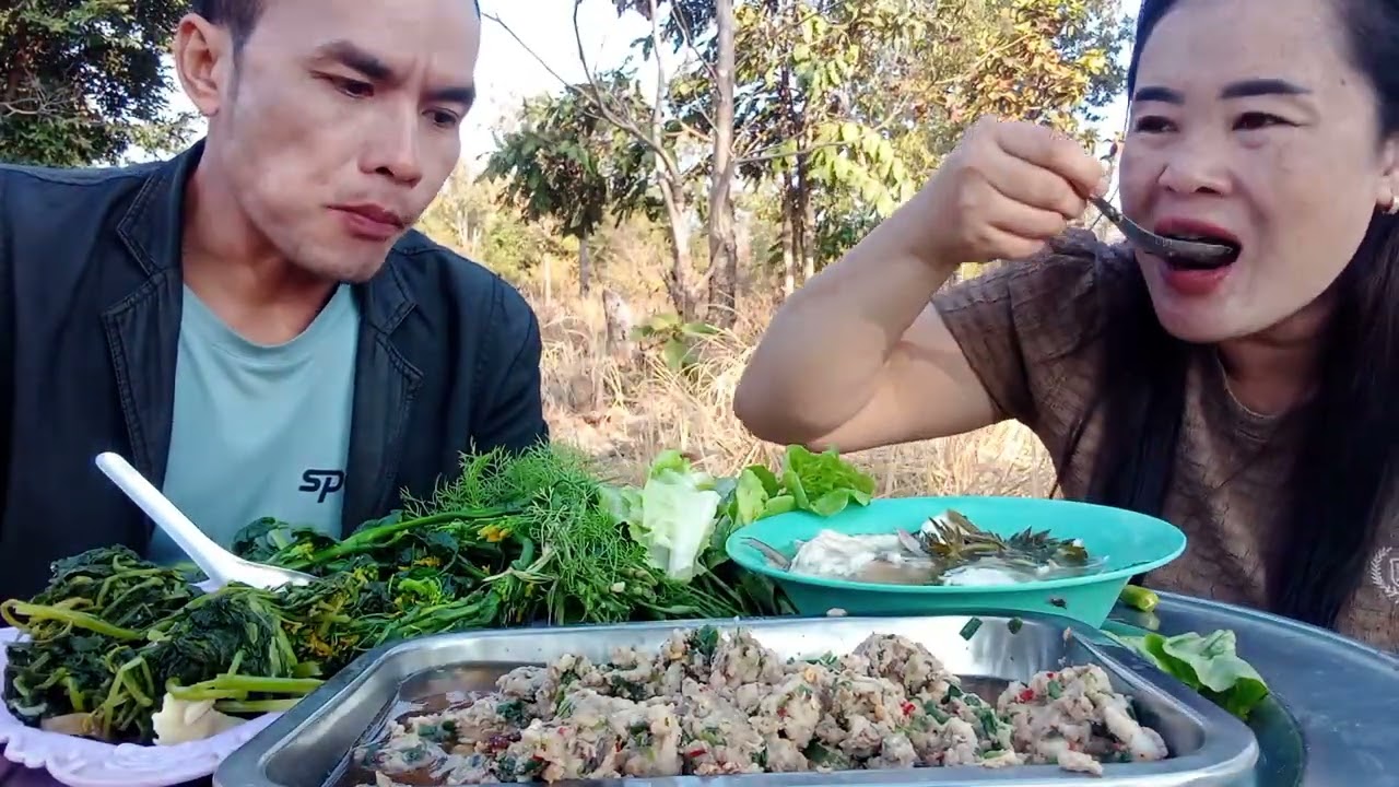 มาเด้อพี่น้องกินข้าวเซ้านำกันครับได้ลาบปลาต้มปลาผักจากสวนอาหารบ้านเราครับผม