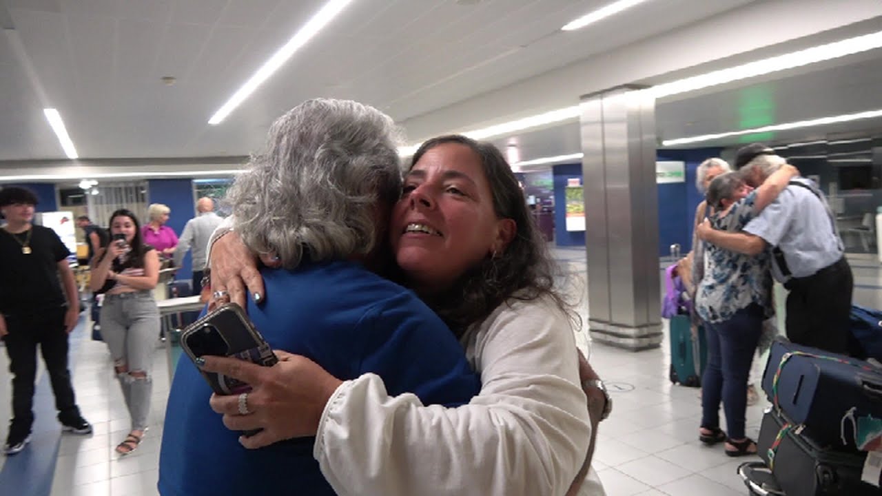ENCONTRO DE DOIS IRMÃOS PELA PRIMEIRA VEZ 52 ANOS DEPOIS NO AEROPORTO DAS LAJES