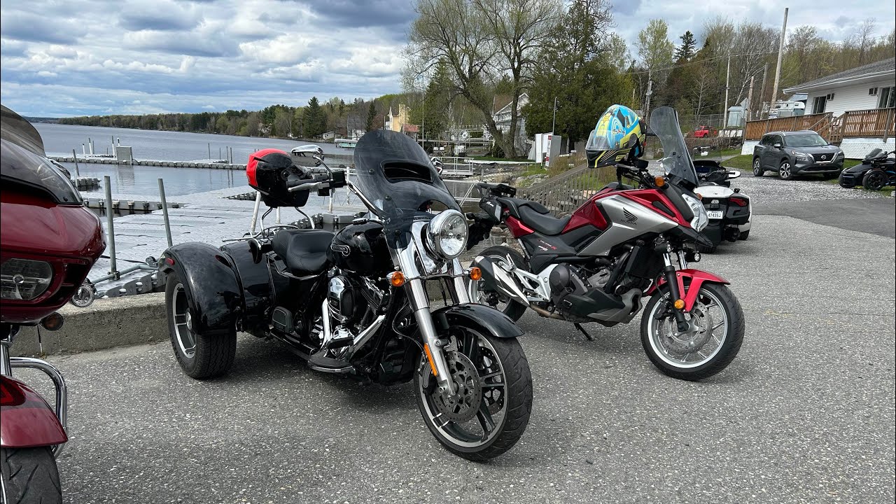 Randonnée moto avec Harley Davidson trike vaire le bar  LA SOURCE