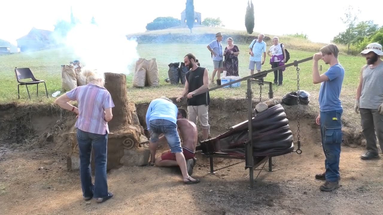 Troisième réduction du minerai de fer dans un bas fourneau à l'ancienne à Serralongue