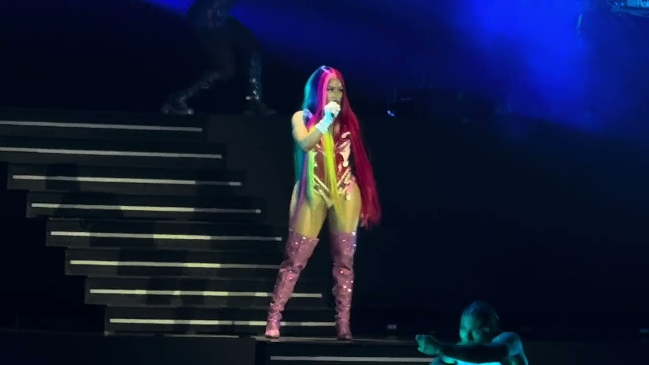 Nicki Minaj Pink Friday 2 Tour Cleveland Opening I'm The Best/Barbie Dangerous/FTCU Live