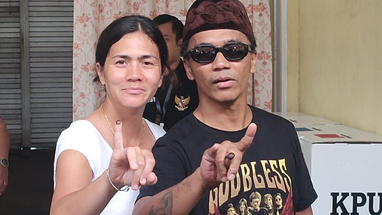 Live | GAYA SANTAI KAKA SLANK SAAT NYOBLOS, CELANA PENDEK, KOPIAH DAN BAJU BERTULISKAN GOD BLESS