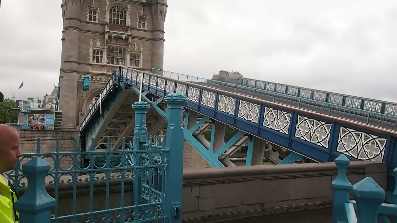 Otevírání a zavírání mostu Tower Bridge v Londýně pěkně z blízka
