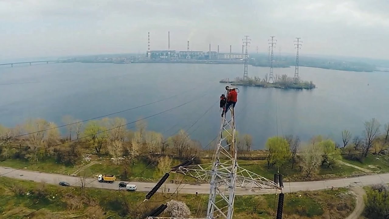 Монтаж грозозащитного троса через Днепр