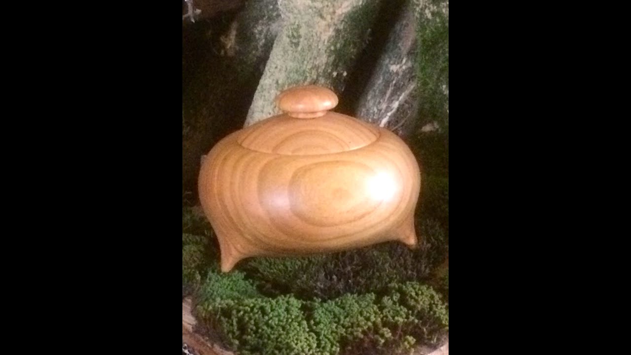 Boite trépied en bois tourné,